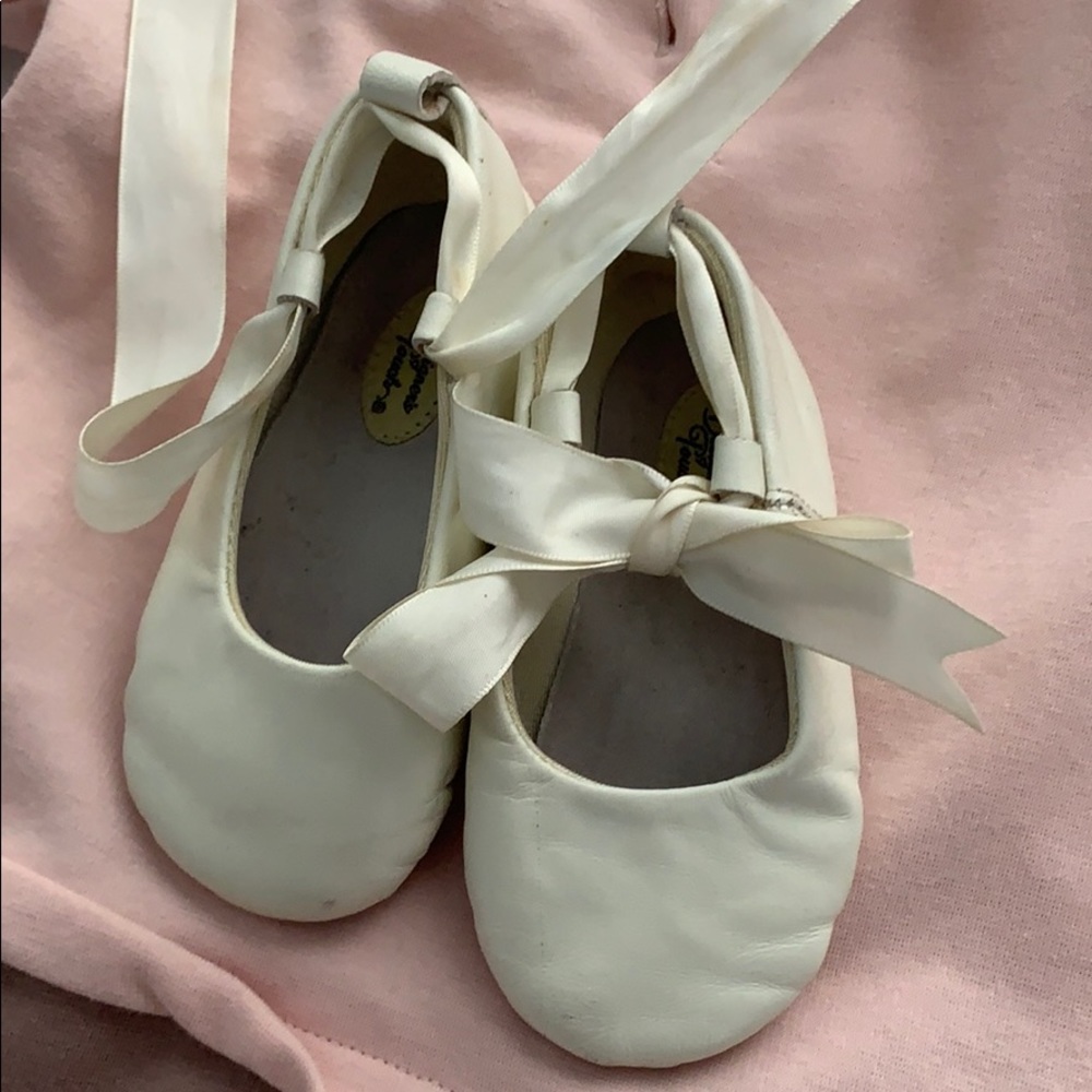 Creme leather toddler SZ 5 ballerina style shoes.
